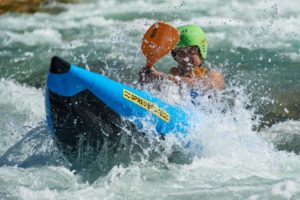 Isar Wildwasser Rafting Action im Sit on Top Kajak bei Lenggries